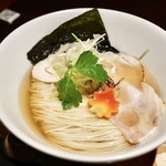 週末麺処 らくらひとしな - 真鯛清湯(ちんたん)そば  950円                                        和の雰囲気が美しい♪