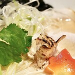 週末麺処 らくらひとしな - 真鯛 頬肉の炙り(炙った香ばしさと強烈な鯛の旨み)