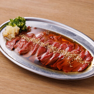 新鮮な無菌処理された肉刺しが名物