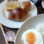 フォルクス 豊洲店 - 空かせて行って、本当に良かったです。前日の夜と、行きは何も、口にしなかったのですよ。こちらのお店に備えてというだけではありませんが、たまたま、前日も食欲が無くて…。食欲の触れ幅が、極端なもので…。