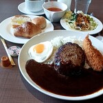 フォルクス 豊洲店 - 遠くには　クロスタワーが視える席　豊洲VOLKSカレー戴く　ヴォースゲー！肉！茶色！卵！くるくルパン！マーガリン！この行かなくて久しい旅行のホテルのご飯感！ああ^～浮き輪がぴょんぴょんするんじゃ^～