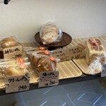 食パン工房 むぎ - 色んな種類のパンが並びます♪