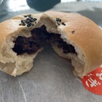 食パン工房 むぎ - 毎月1日のみの限定商品「朔日あんぱん」(税込240円) ※断面撮影