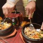 叙々苑 - 運んで来てくださった店員2人で熱いうちにかき混ぜてくださいました　ありがとうございます