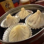 馬さんの店龍仙 - 皮がタイヘン厚く、スープ少なめの小籠包