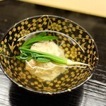 道人 - この日の、椀種は「松葉蟹と鶯菜」。
                                う〜ん、やっぱり沁み渡る…
                                急な陽気の暖かさで、昆布が少し強く出たといいますが、種の松葉蟹がしっかりしていますから、全体はむしろ素晴らしいまとまり。