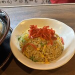 博多らーめん 万々 - これがおすすめ半チャーハンに紅生姜もうほとんど病気です