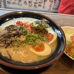 博多らーめん 万々 - 辛高菜に白胡麻ふって紅生姜　もう