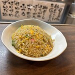 博多らーめん 万々 - ラードでコーティングされた半チャーハン