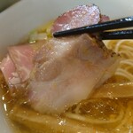 ユナイテッド ヌードル アメノオト - チャーシューも投入すると変化あり