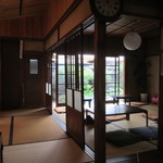 Kissa Shirara - 割と正方形な畳式店内