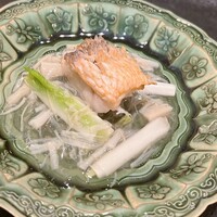 鮨 こん藤 - 萩の甘鯛。ウルイの白と緑が美しい。チャンクした野付の帆立がアクセント
