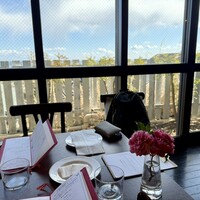 大磯迎賓舘 - ひとつひとつのテーブルにお花が