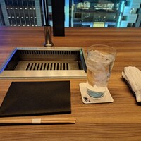 焼肉うしごろ 銀座店 - お冷とおしぼりです。