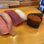 江戸ッ子寿司 - おまかせにぎり　海苔巻き、にぎりと次々に提供