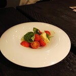 ピッツァ テラス レガーレ - プチトマトとフレッシュモッツアレラのカプレーゼ