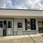 須崎食料品店 - お店前のイートインスペース