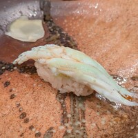 鮨 福原 - 桜の葉で蒸した白魚の握り