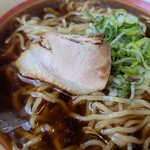 幸楽苑 - 素ラーメンだけどチャーシューとネギがトッピングされてます