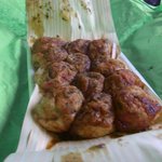 澤田たこ焼店 - たこ焼き。経木と発砲ザラと緑色の紙包み。昭和すぎ。