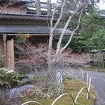 亀の井別荘 - フロント棟入口