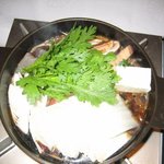 亀の井別荘 - 鉄鍋に盛り付けて