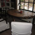 茶房 天井棧敷 - 窓側の半円テーブル