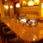 カフェ　パルティータ - 大理石のカウンターと厨房