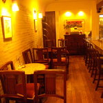 Kafe paruthita - 店内の全体*右側にカウンター席と厨房*左側にテーブル席
