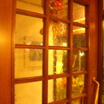 カフェ　パルティータ - 玄関に入るドア