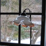 茶房 天井棧敷 - 窓際のランプ