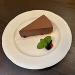 ビストロ・アミティエ - チョコとラムレーズンのチーズケーキ