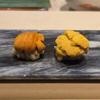 八重洲 鮨 海味 - ウニ2種
                    右が紫ウニ、左がバフンウニ