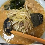 ニューラーメンショップ - このネギを、スープとよく混ぜてから食べるのが正しい食べ方。