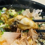 ばんぶう - 生地には小ぶりの牡蠣がたくさん乗っています。