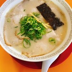 大久ラーメン - スープの下にチャーシューがたっぷり沈んでるチャーシューメン