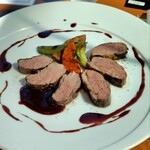 カステルモーラ - 鴨むね肉　赤ワインとカシスのソース