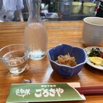 旬の味 ごろさや - メイン料理の到着を待つあいだ、下田美人を漬物と小鉢で！