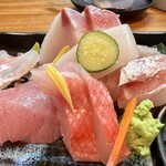 旬の味 ごろさや - 刺身は5種が2切づつ盛られていて豪華です！