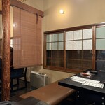 綴 - 落ち着く店内