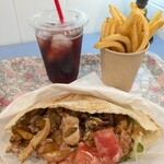Anne’s Kebab - 料理写真:ピタパンケバブ、ポテト、ドリンク(チェリージュース)