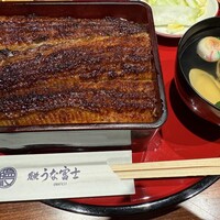 炭焼 うな富士 有楽町店 - 大ぶりなうなぎ、焼き目も美しい