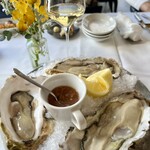 レストラン アルティザン（restaurant Artisan） - ちょい足しメニューの生牡蠣（1P660円)にシャブリ（カラフェ4,200円）をマリアージュ♡