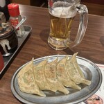 中華 わたる - 生ビールと餃子