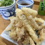 手打うどん はりや - イカざる、...あつあつのイカがてんこ盛りです。