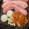 韓国焼肉 べいぶ - 上2枚がもち豚、下がハイライフ