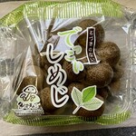 紀ノ国屋 - でかしめじ。ほんとうに、おっきい。おが屑みたいのがついてないので、捨てるとこなし。