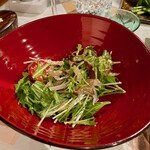 都わすれ - いぶりがっこサラダ　(目の前でパルメザンチーズを削って仕上げるサラダ。細かく切ってあるいぶりがっこがスモーキー！いくらでも食べられます)