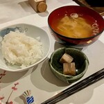 都わすれ - あきたこまち、お味噌汁、いぶりがっこ