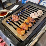 焼肉ホルモン焼き ジャンジャン - ロースターで焼き焦がれる